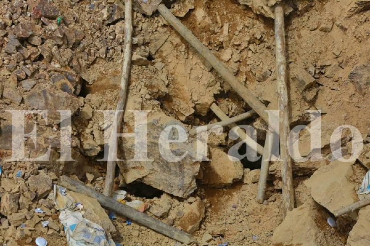 Piedras y troncos dificultan la busqueda de los tres mineros soterrados en la mina de Cuculmeca (Foto: David Romero/ElHeraldo)
