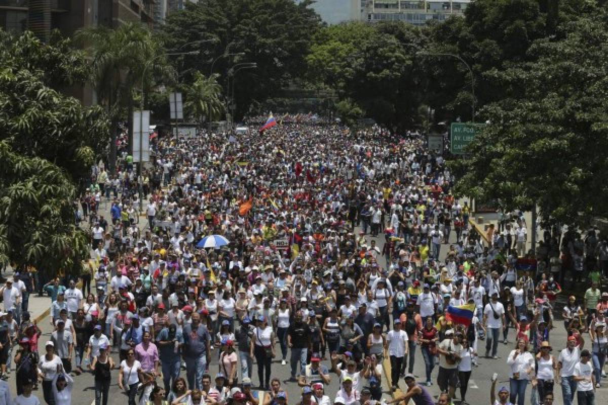 Multitud ataca a Maduro, sube a tres cifra de muertos en protestas