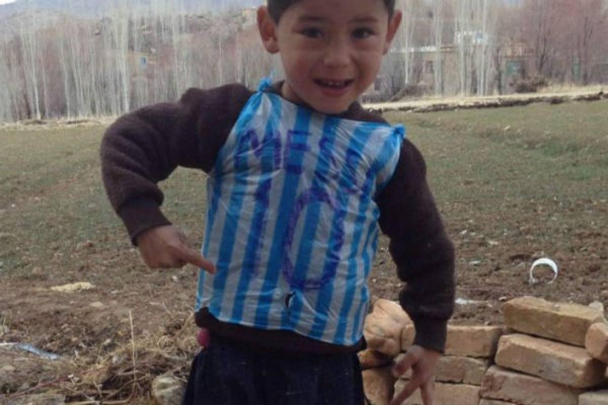 El niño afgano admirador de Lionel Messi huyó a Pakistán por amenazas de secuestro