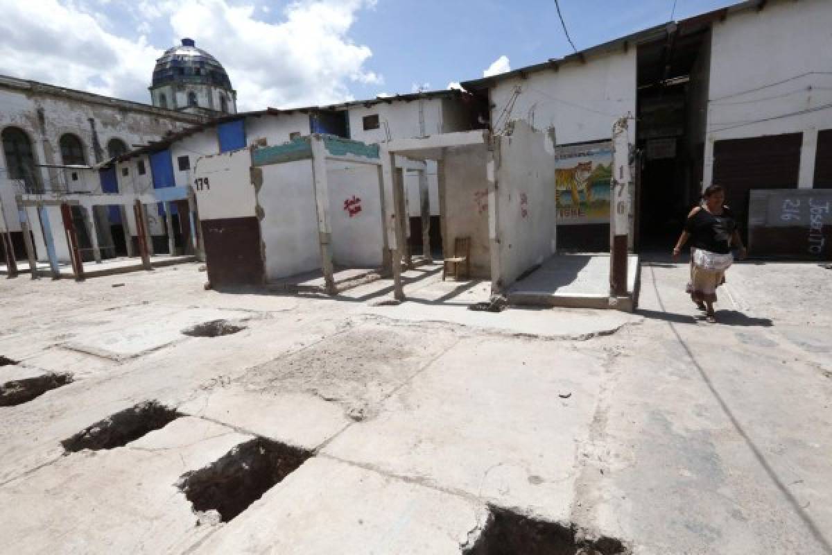 Vendedores abandonan puestos para invadir las calles y avenidas