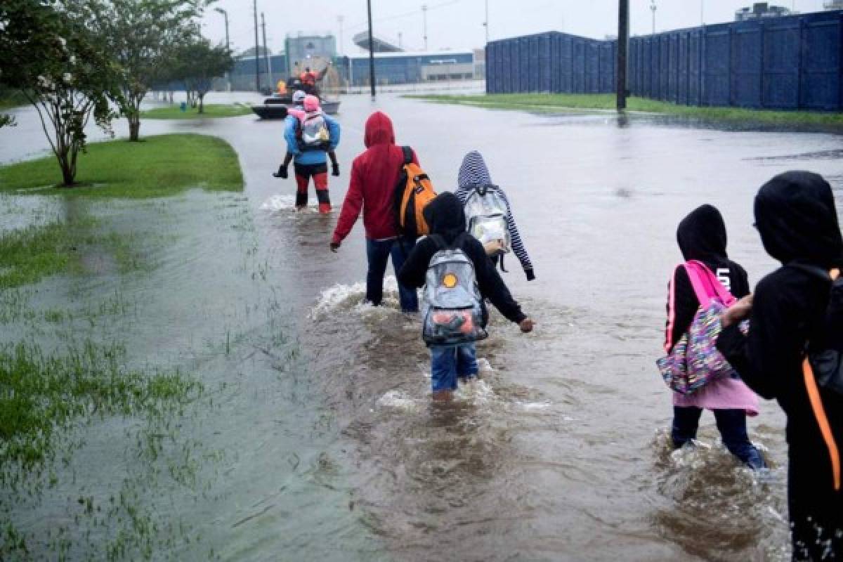 Familia hondureña es evacuada por inundaciones en Houston