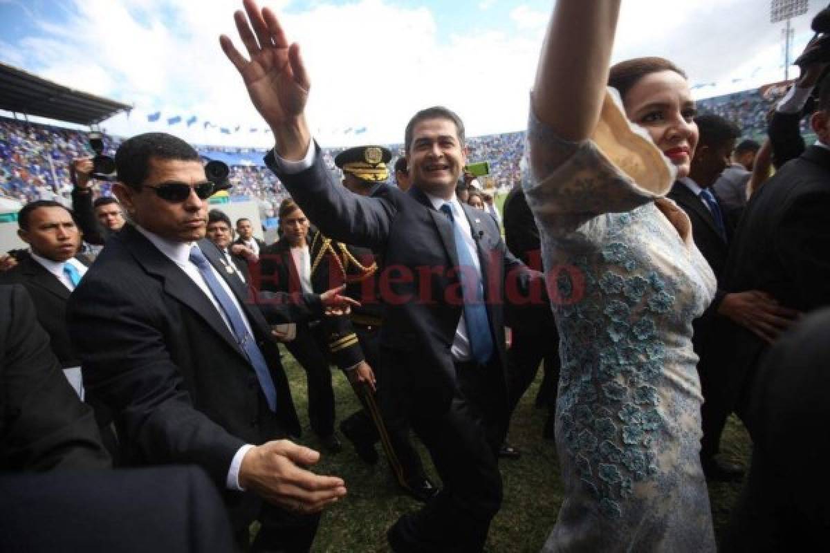 Ana García de Hernández deslumbra con elegante vestido durante toma de posesión