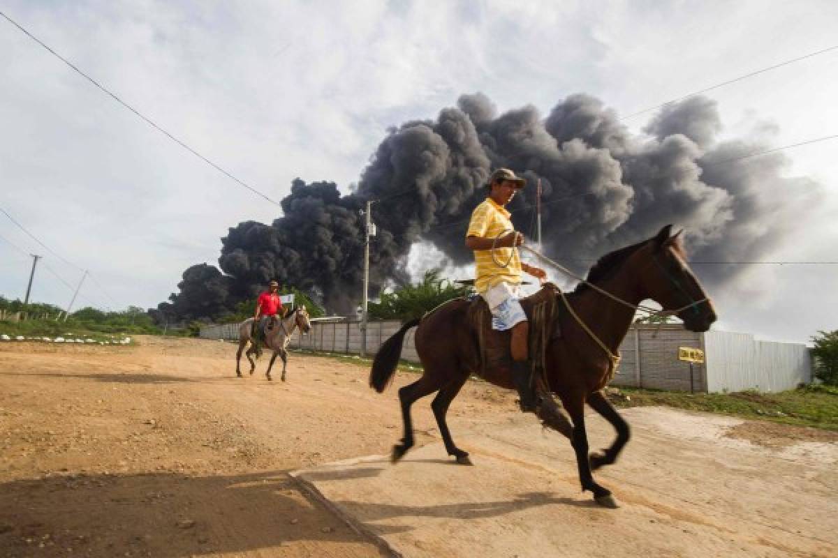 Bomberos intentan sofocar incendio en planta de combustible en Nicaragua