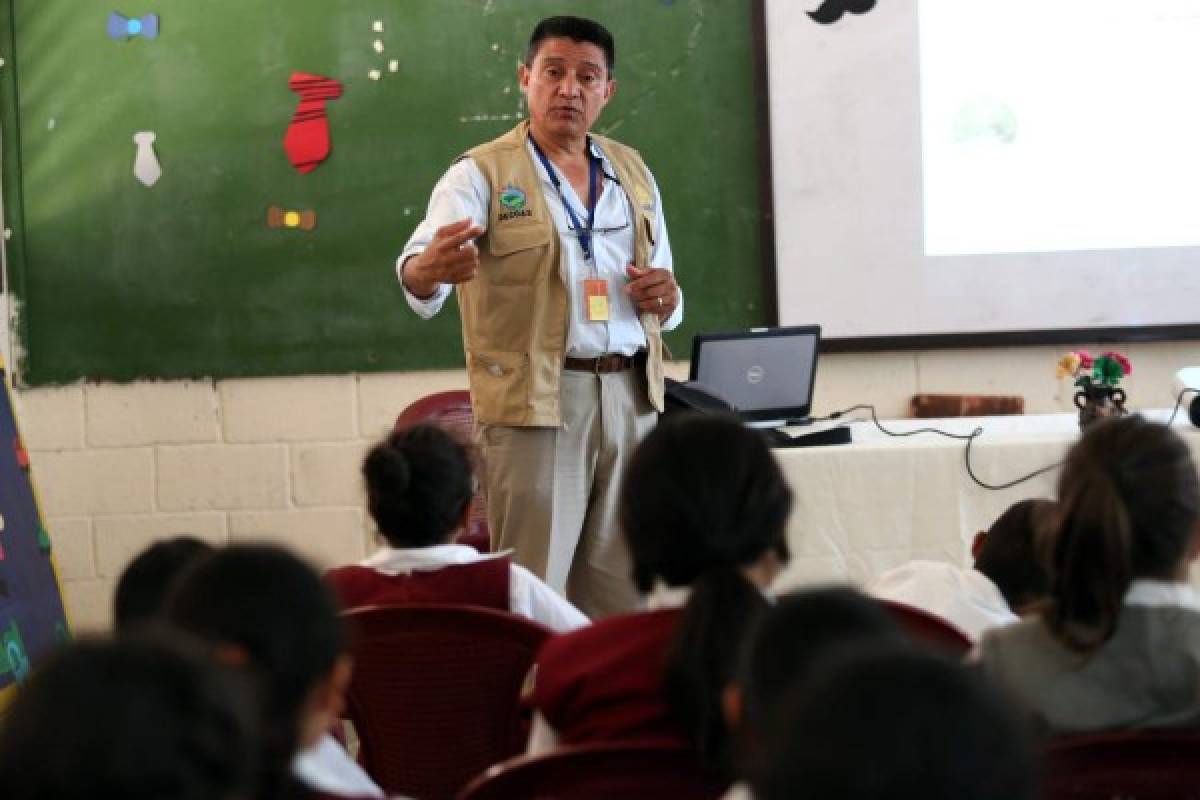 Llevan conocimiento sobre clubes ecológicos a la Escuela República de Canadá