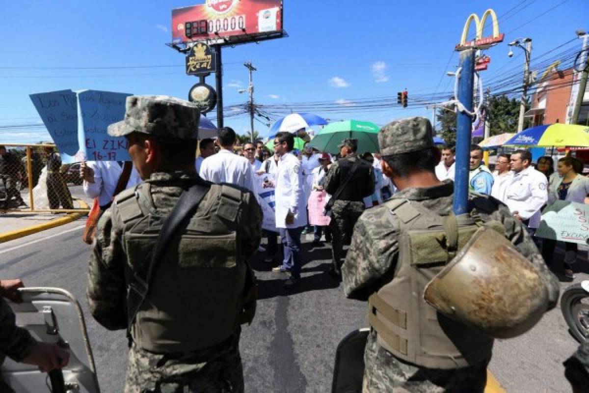 Honduras: Estudiantes de Medicina protestan a cercanías de Casa Presidencial