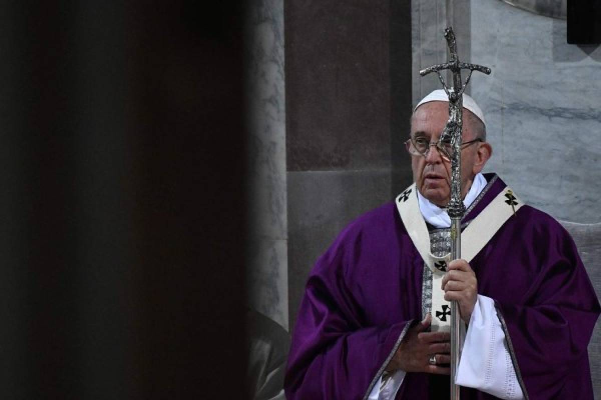 El papa Franciaco pide revisar la Biblia tanto como los celulares