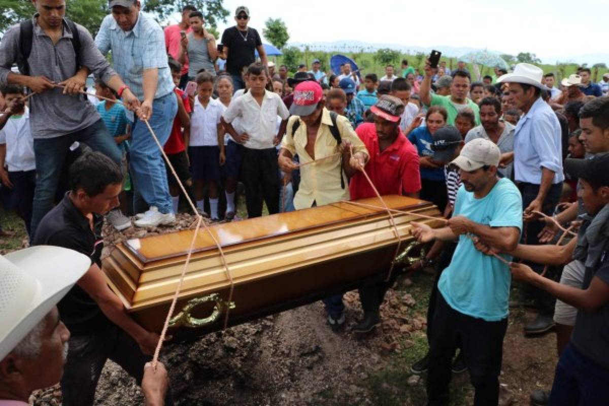 Los restos mortales de la pequeña Karla López fueron sepultados en medio de la conmoción de sus parientes y amigos.