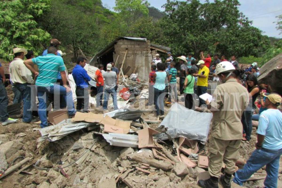 Mueren cinco personas tras caer enorme roca en su casa en El Paraíso