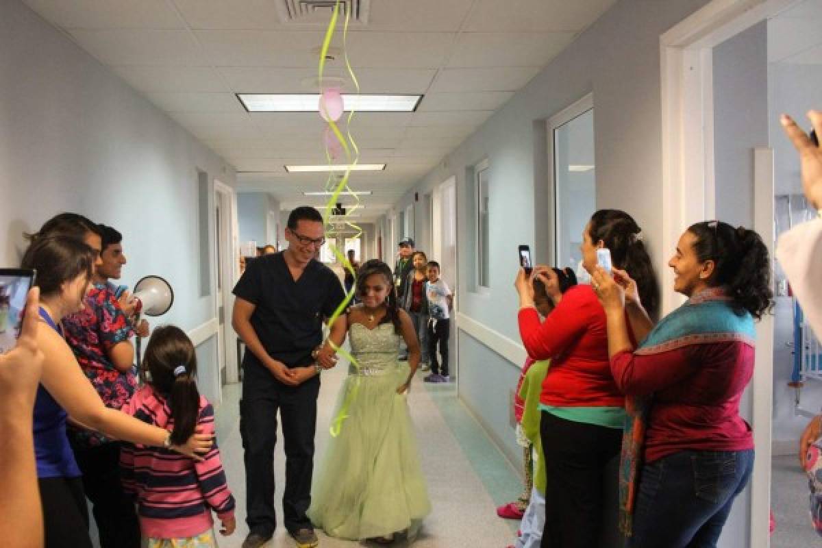 Jazmín Gómez camina por el pasillo del hospital junto a su pediatra (Foto: Tomada del Facebook)