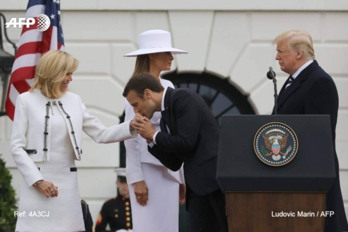 El atento saludo de Macron con Melania Trump y el cariñoso beso a su esposa