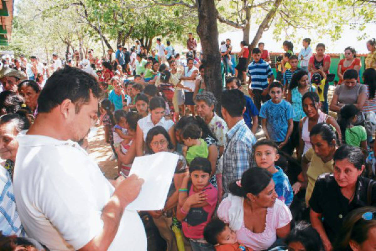Médicos extranjeros asisten a pobladores de aldea Linaca