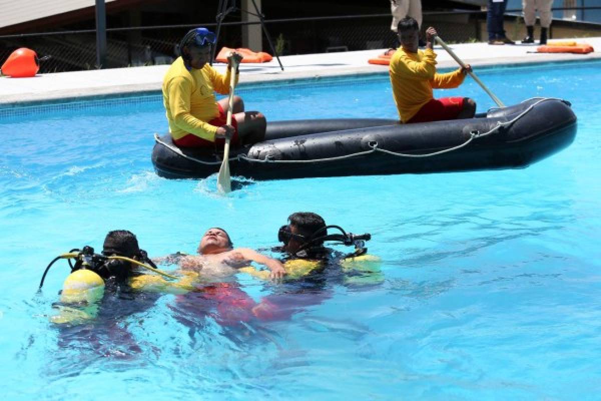 Con equipo de buceo hacen los rescates de los cadáveres en el fondo del agua.