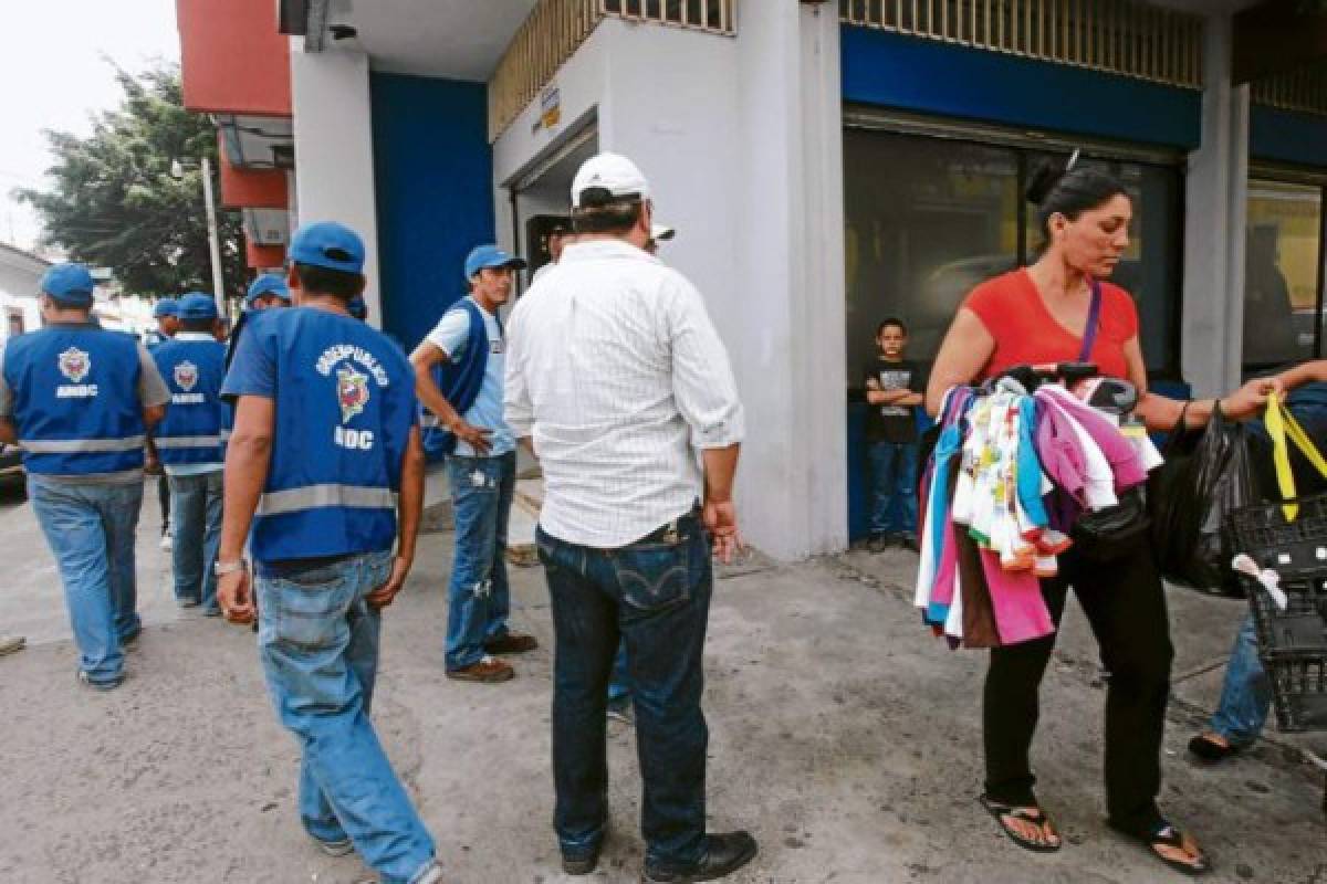 Alcaldía desaloja a vendedores