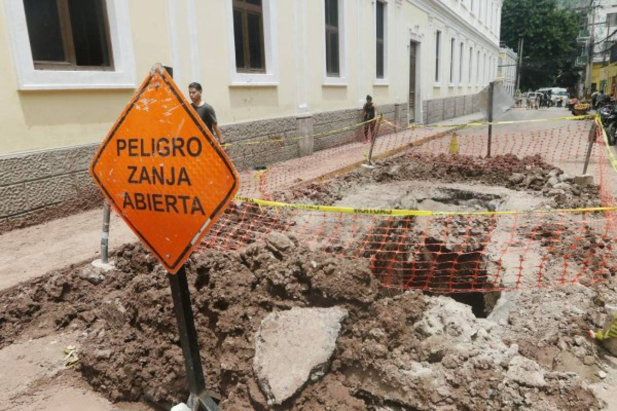 Inicia reparación de hundimiento en la avenida Cristóbal Colón en el centro histórico de Tegucigalpa