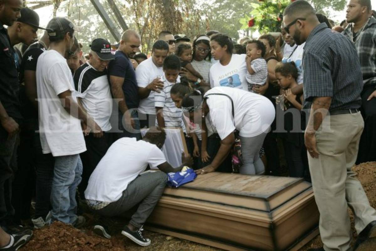 Momentos de dolor en el entierro del hermano de Rubilio Castillo