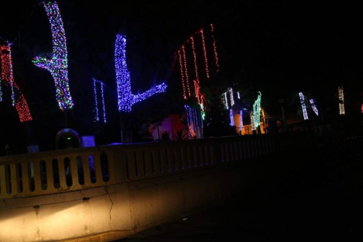 El brillo y el colorido de la Navidad iluminan las plazas de Tegucigalpa