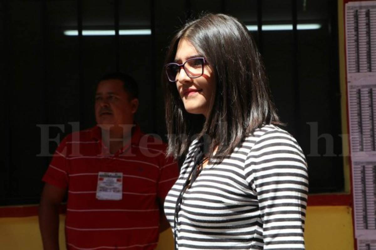 Hermosa hija de Rasel Tomé se roba las miradas en el centro electoral donde votó su padre