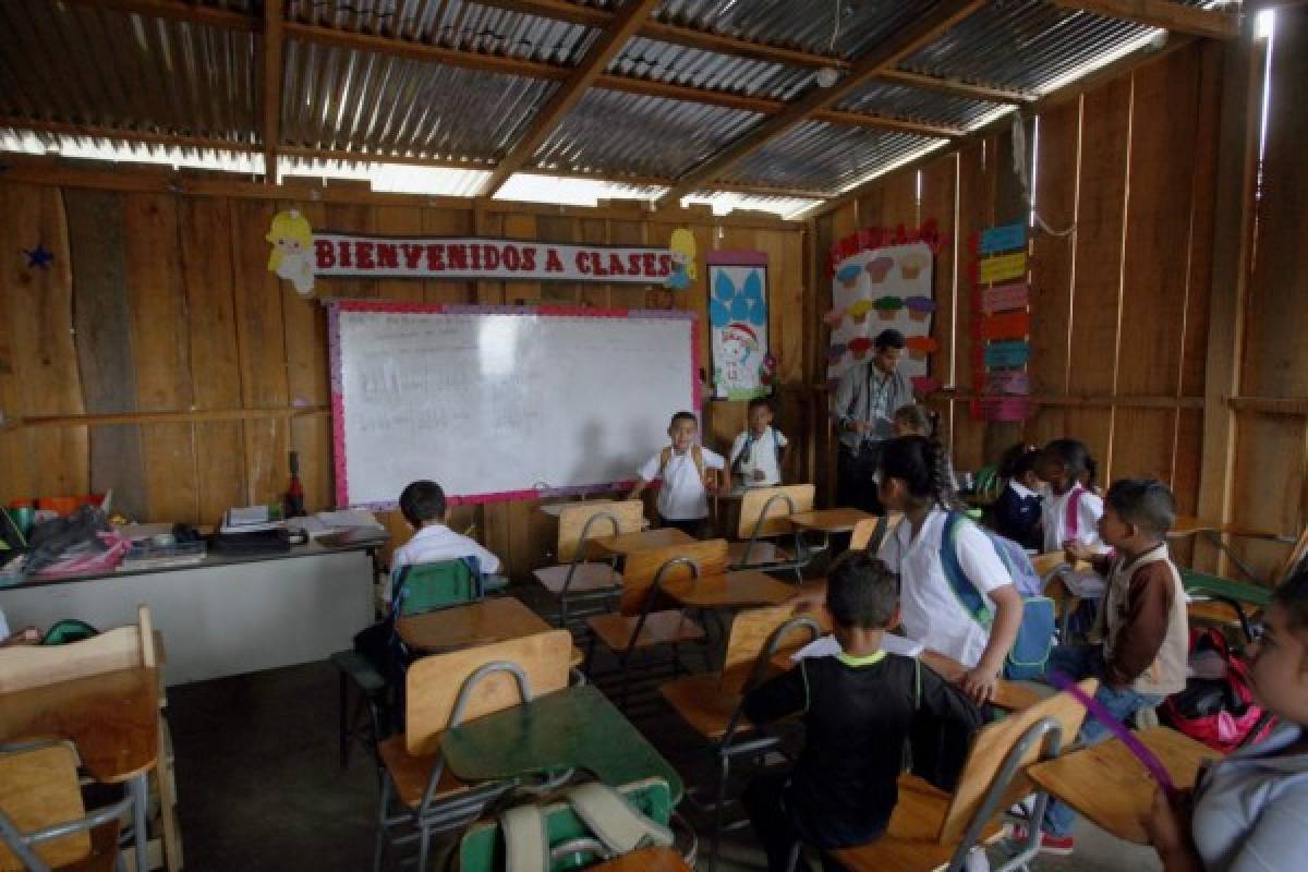 Por falta de aulas, alumnos reciben clases en el patio