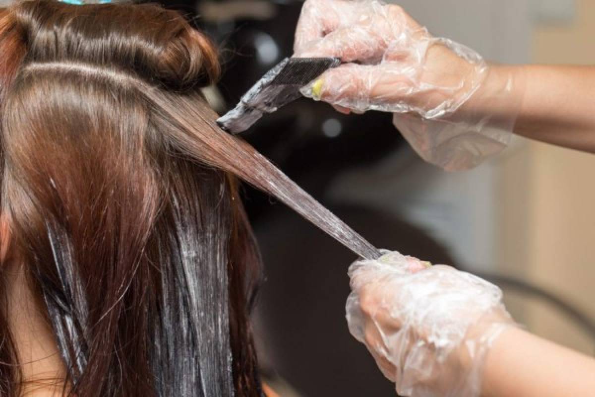 Recuerde asesorarse antes de decidir el tono de cabello que quiere lucir, este debe ir a tono con su piel, personalidad y entorno laboral.