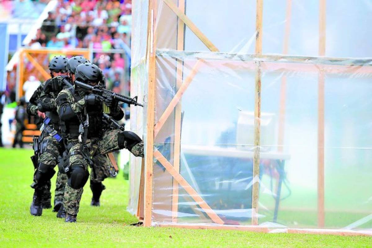 Espectacular demostración militar en fiestas cívicas