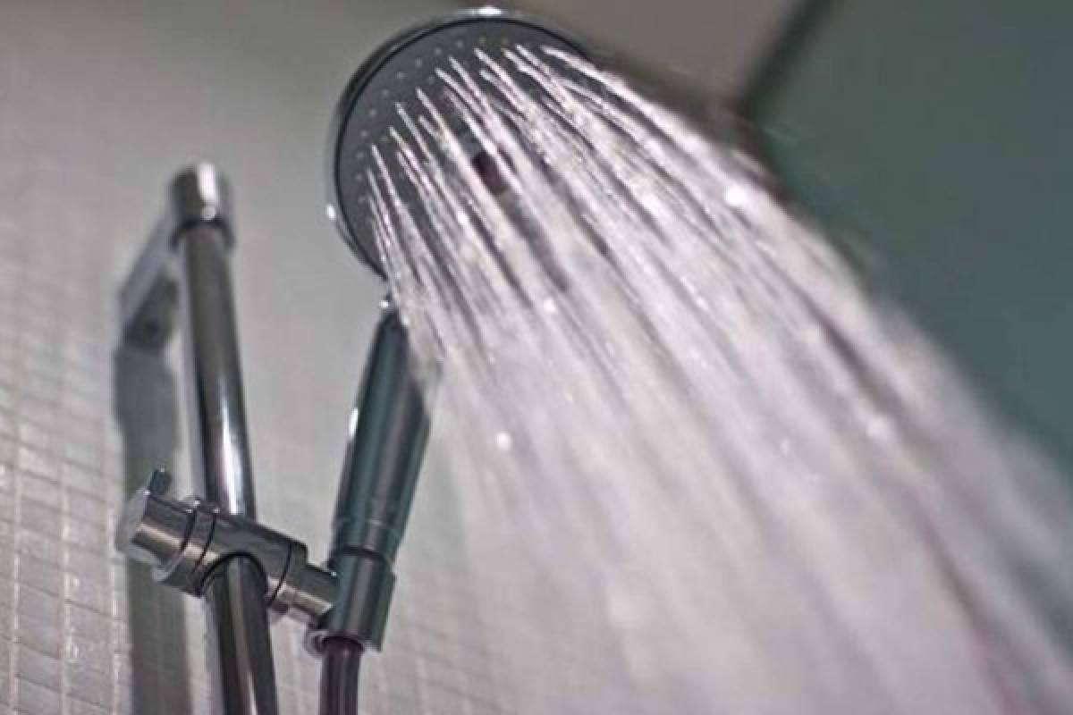 Opte por usar menos la ducha de agua tibia, después de todo el agua fría hace bien a la piel.