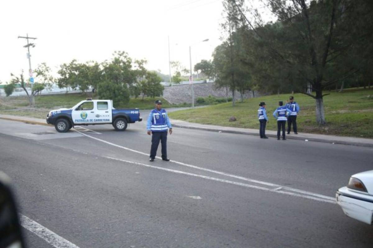 Policía Nacional realiza desalojo de estudiantes encapuchados en la UNAH