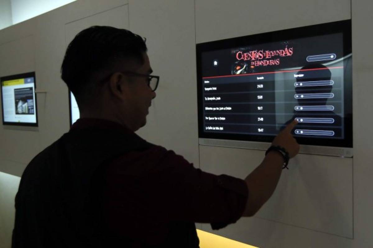 Los visitantes pueden interactuar mediante las pantallas táctiles, lo que les permite acceder a mucha información Foto: Marvin Salgado/EL HERALDO