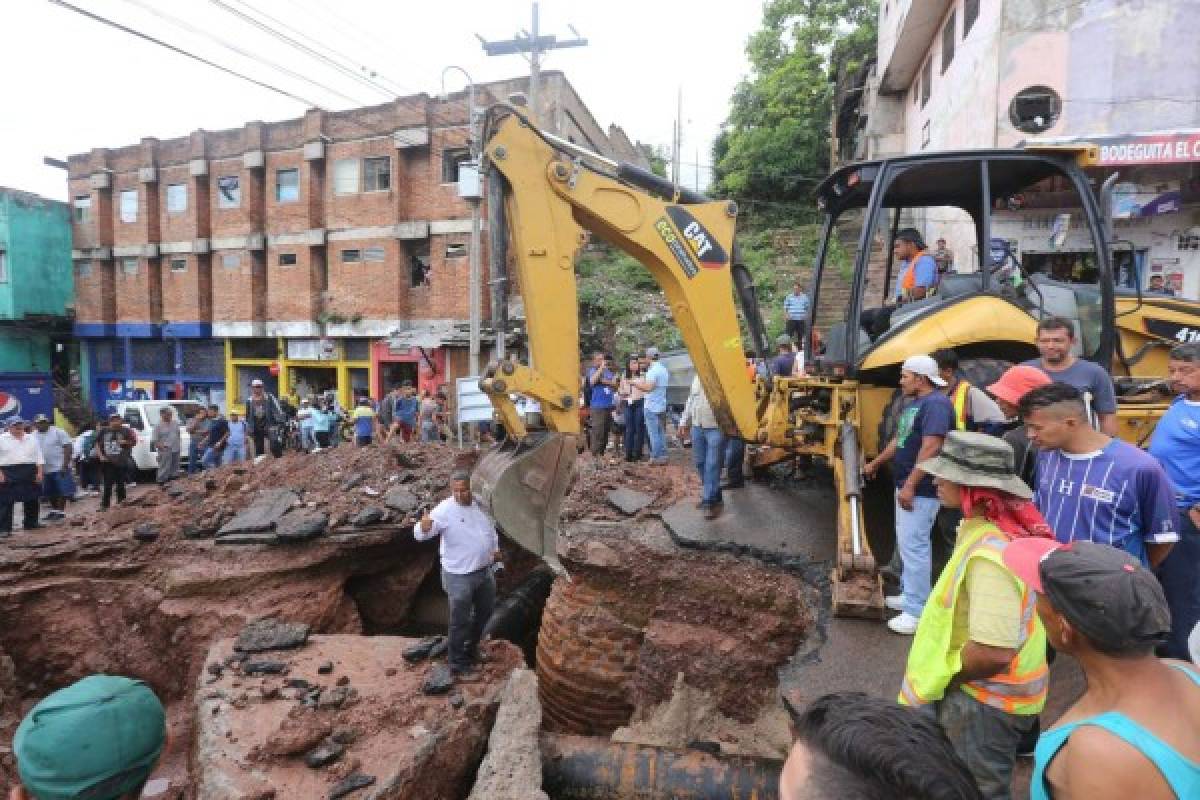 Ruptura de tubo deja caos en calle y locales de cuesta El Centavo