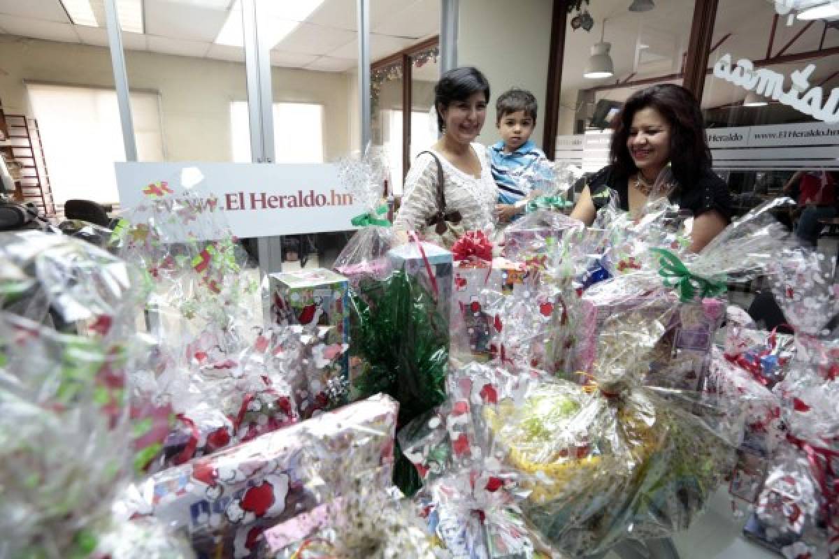 Damas peruanas desean feliz Navidad a los niños