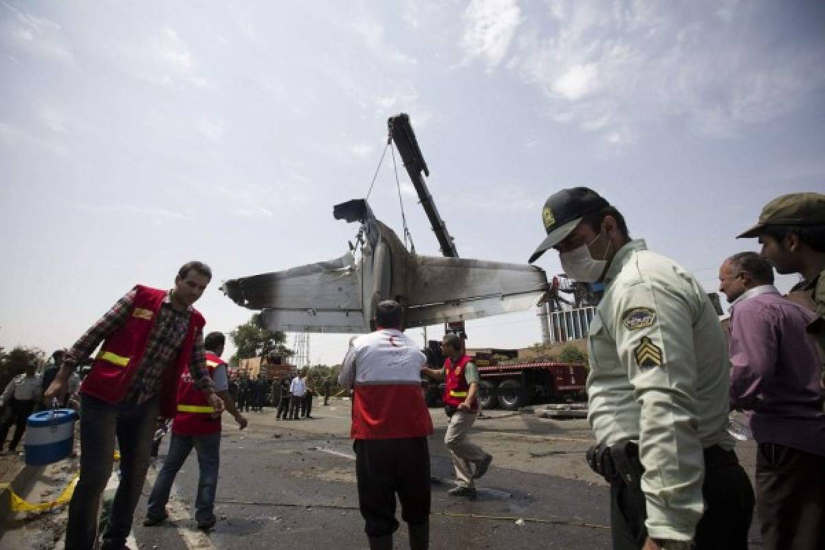 Mueren 39 personas al estrellarse un avión en Teherán