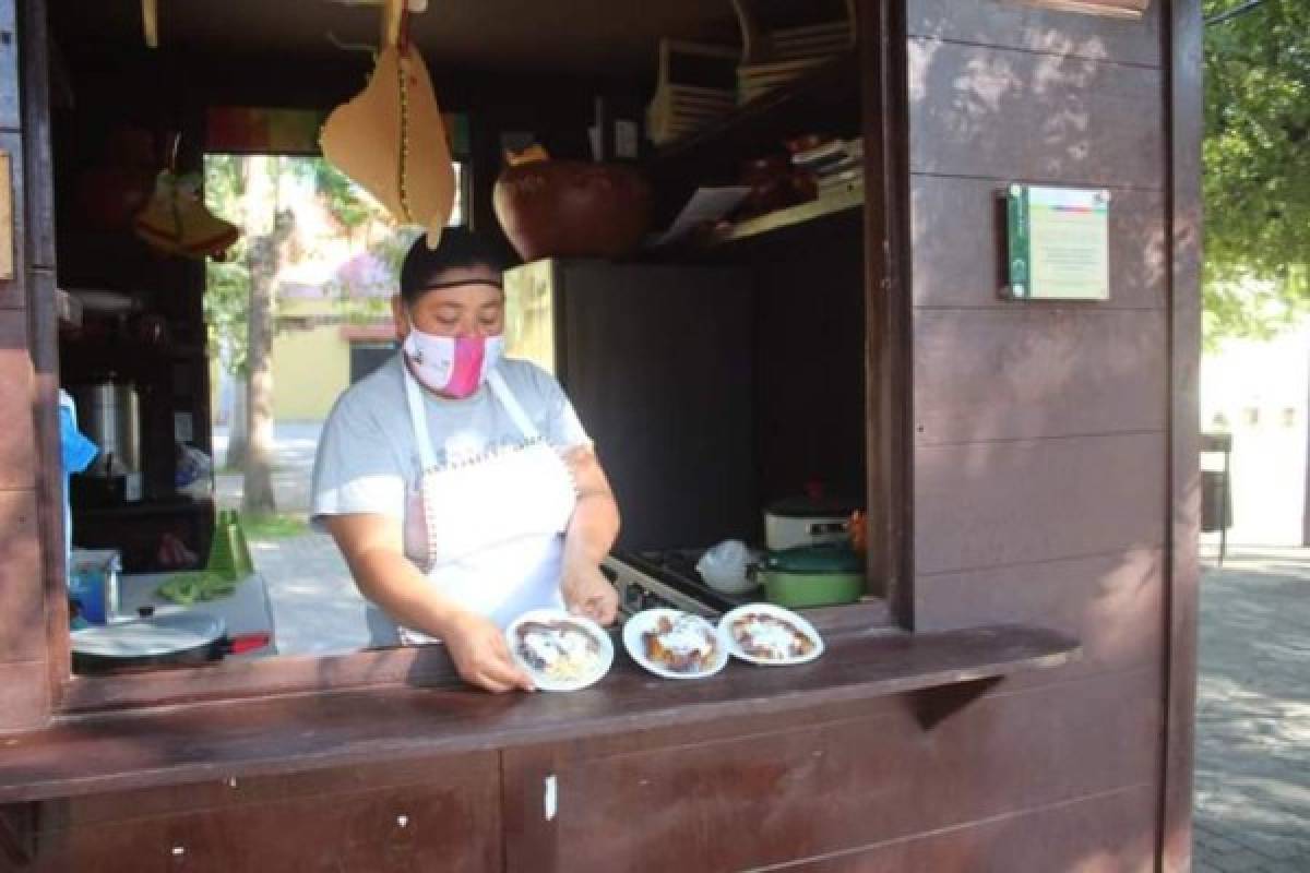 El quiosco ofrece comidas y bebidas tradicionales durante la semana a precios accesibles.