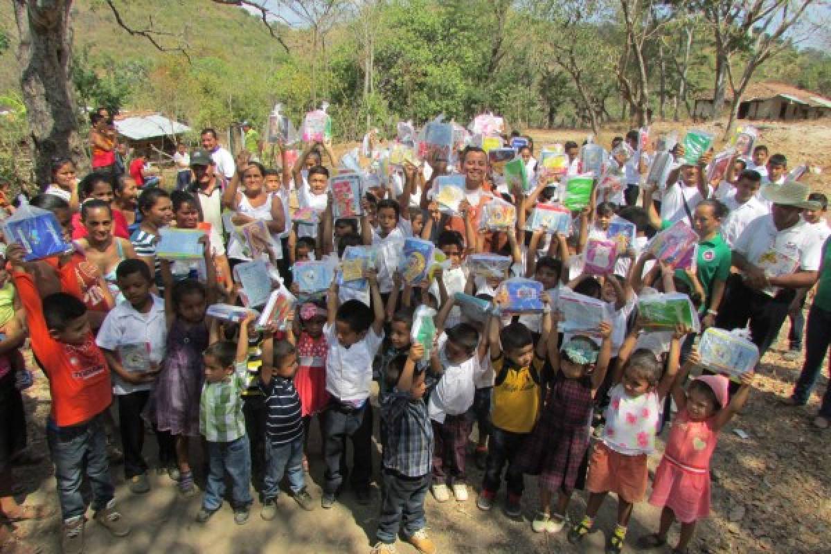 En La Picota un centenar de niños reciben un kit educativo