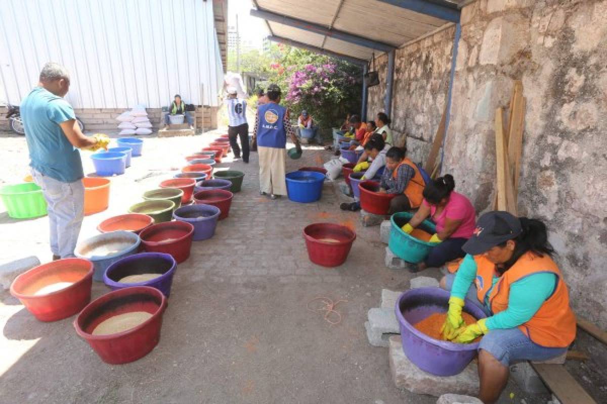 Alfombras y un mural interactivo se preparan para la Semana Santa en la capital de Honduras
