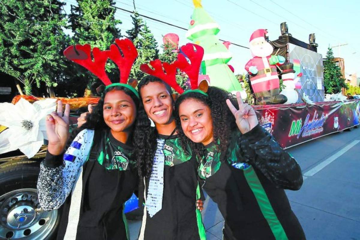 Carrozas y miles de luces en inicio de fiestas navideñas en la capital de Honduras