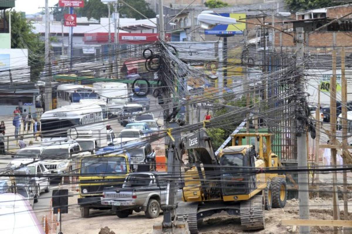 Inminente peligro en la capital ante invasión de rollos y telarañas de cables