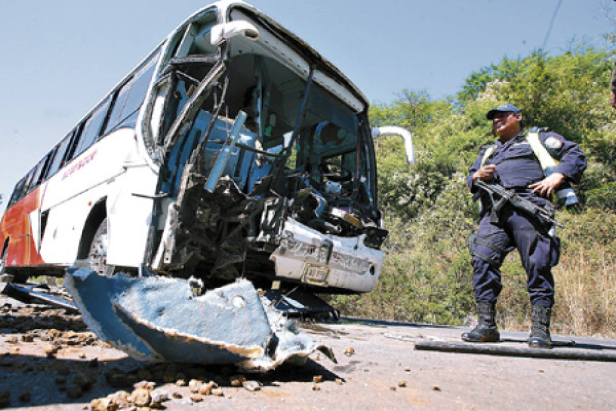 Un muerto y 15 heridos deja fatal accidente en el sur