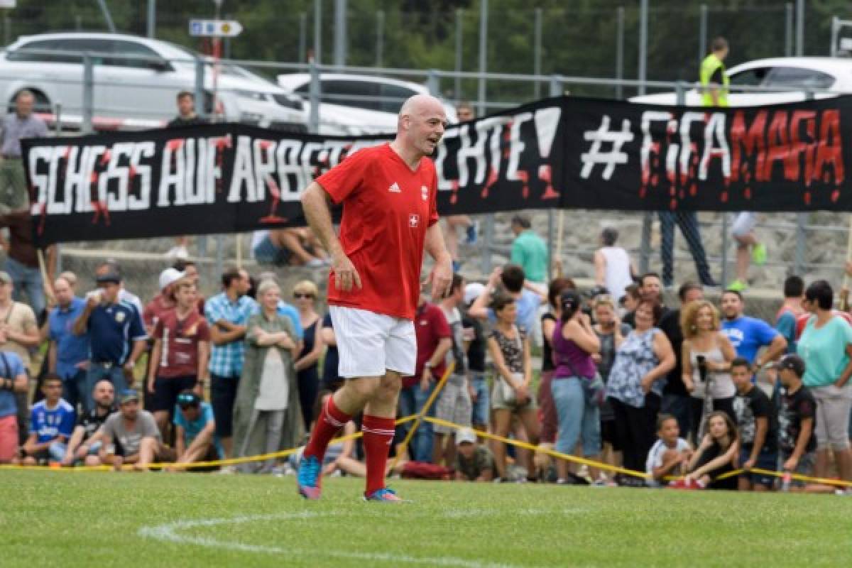 David Suazo entre figuras como Maradona, Del Piero y Ronaldo en partido en honor a Infantino