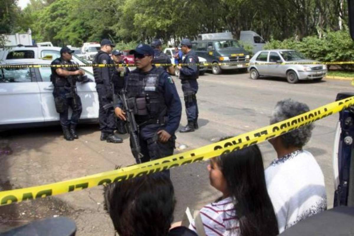 Hallan dos cadáveres colgados de un puente