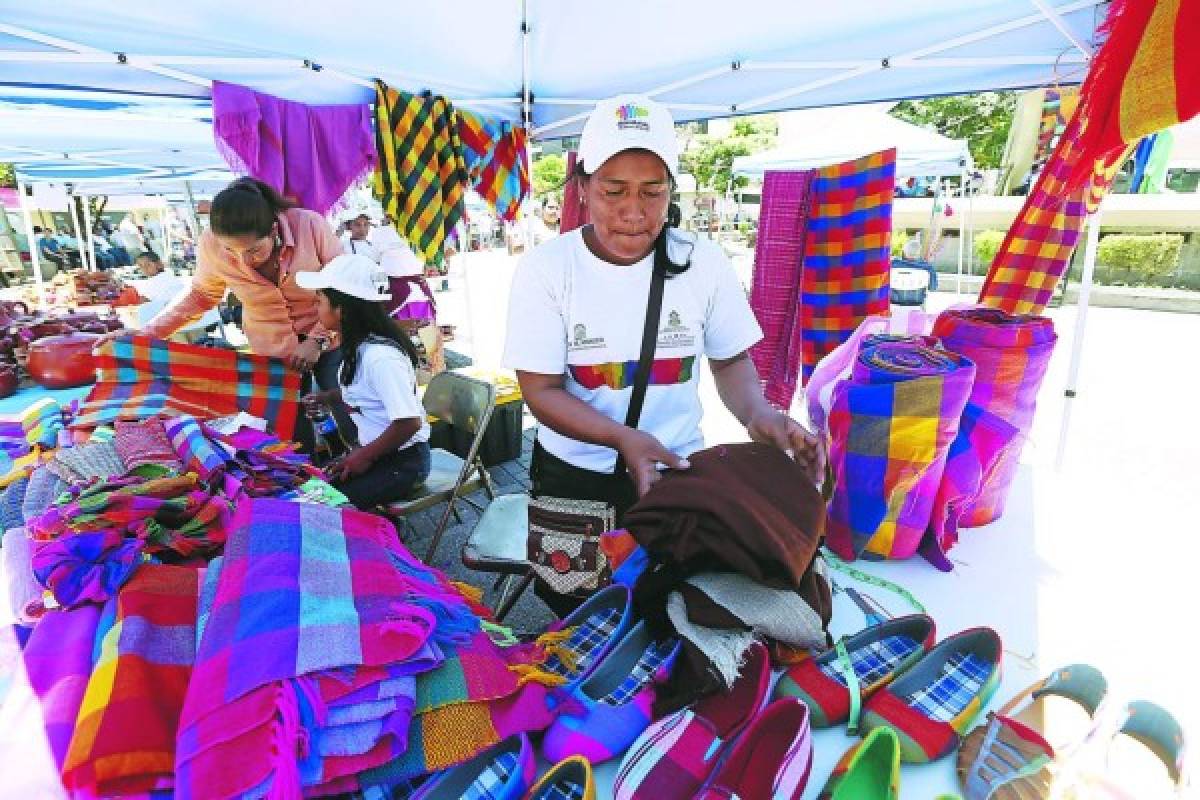 La Plaza Central es el escenario de la Feria Artesanal de Tradición Lenca