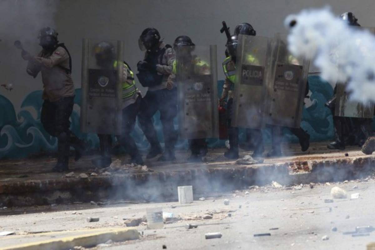 Las protestas recrudecieron esta semana en rechazo a la iniciativa de Maduro de redactar una nueva constitución que sustituirá a la de 1999 que impulsó el fallecido presidente Hugo Chávez. Foto AP