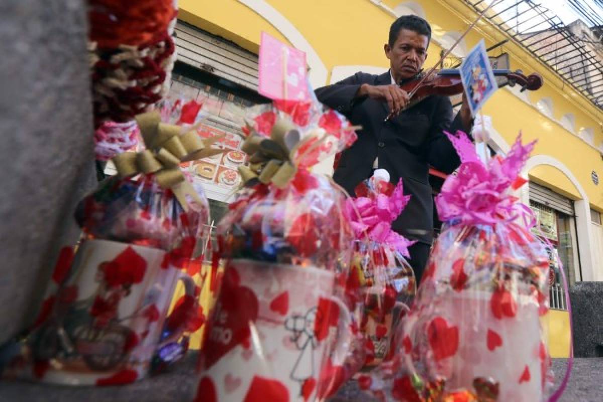 Capitalinos se rinden ante la llegada del Día del Amor y la Amistad