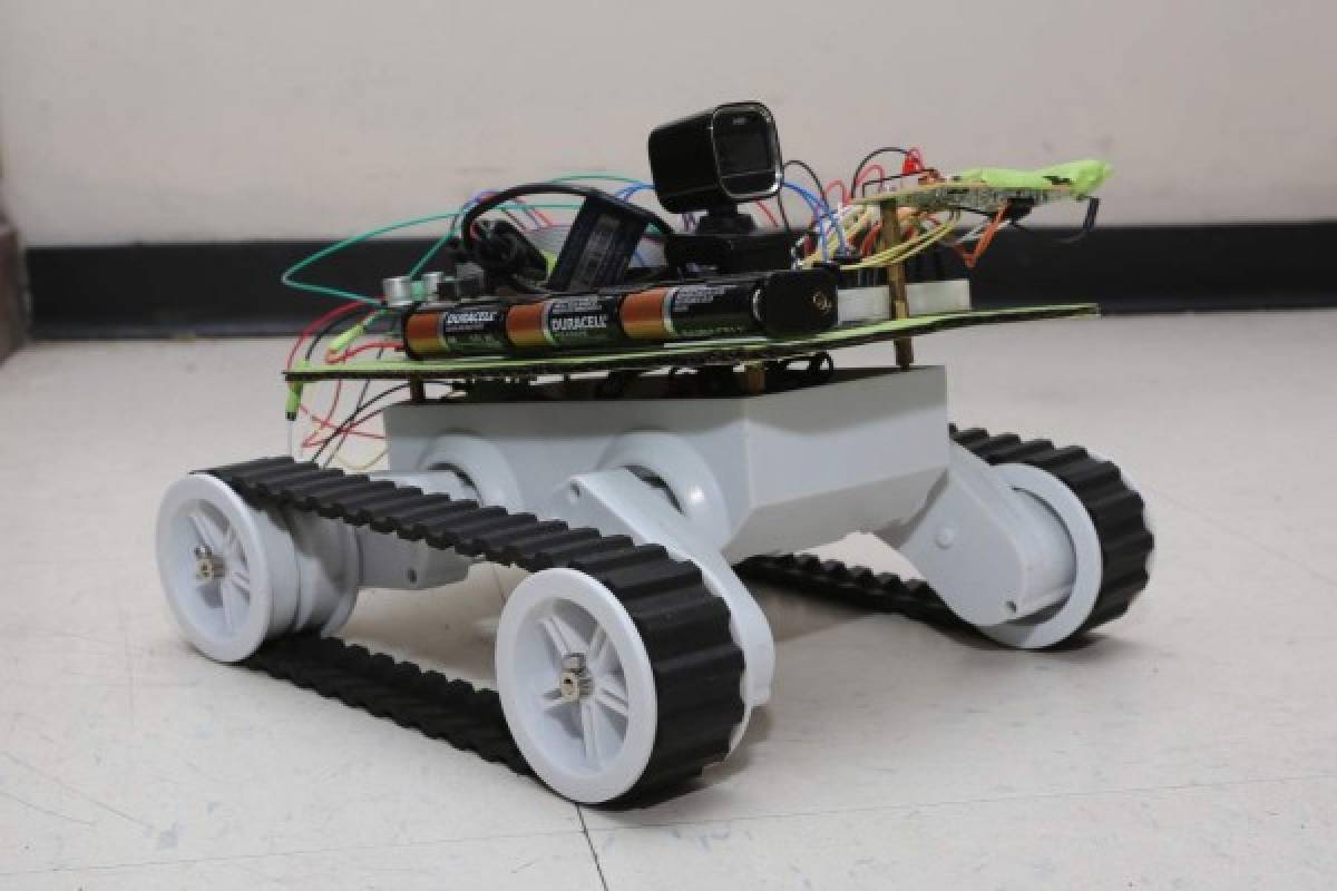 Universitarios inventan robot controlado por la voz