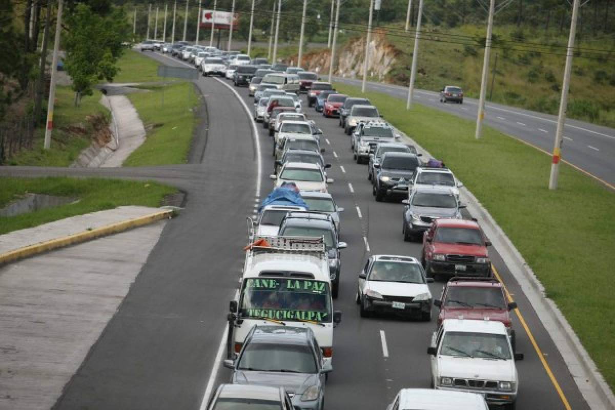 En caravana regresan viajeros al cierre de la Semana Morazánica en Honduras