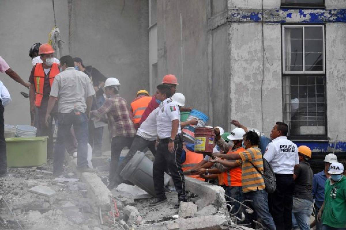 Imágenes desgarradoras; México llora a su muertos por sismo