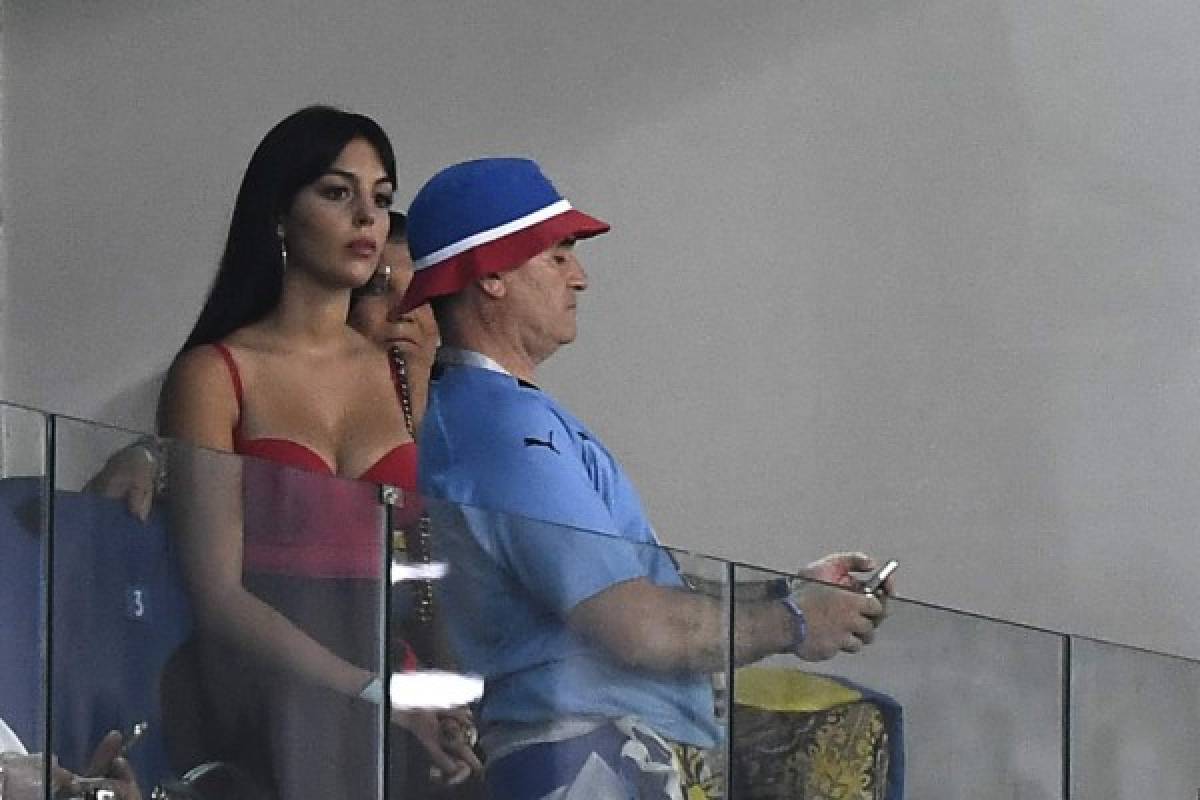 Con este pronunciado escote, la bella Georgina Rodríguez estuvo en el estadio. (AFP)