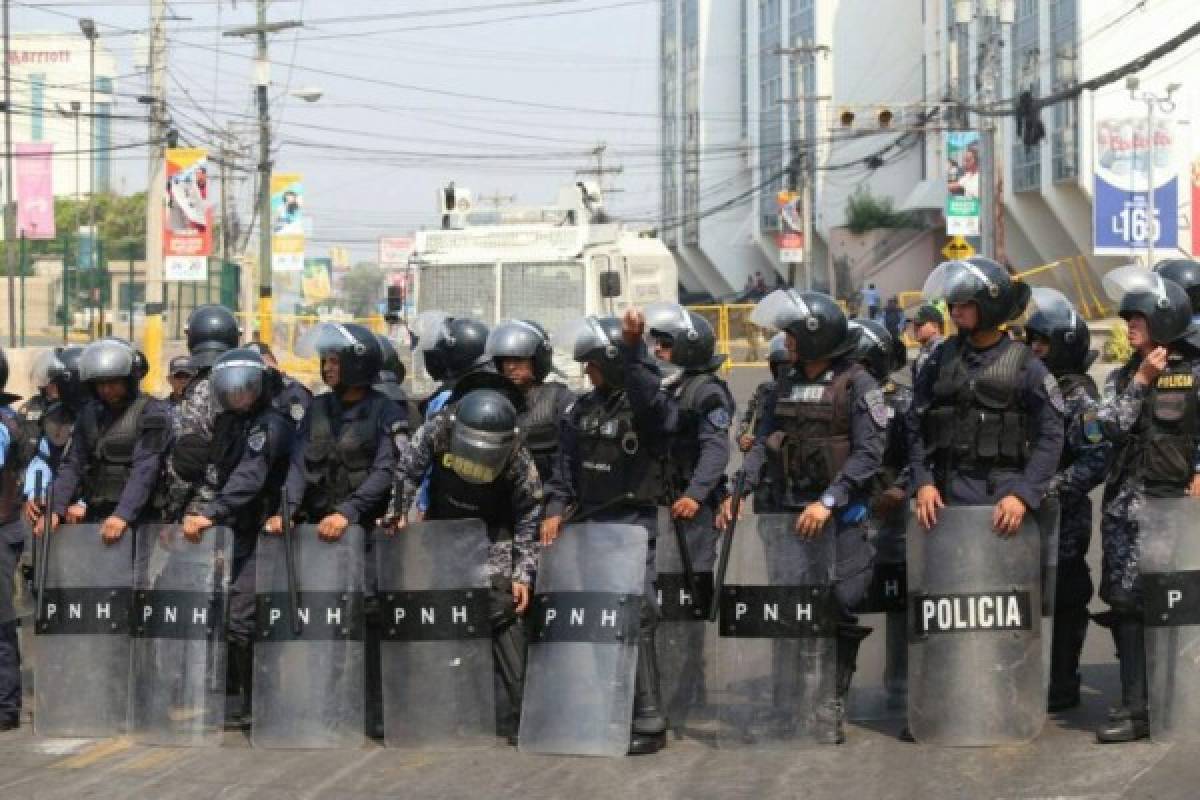 Enfrentamiento entre copines y policias frente a casa presidencial