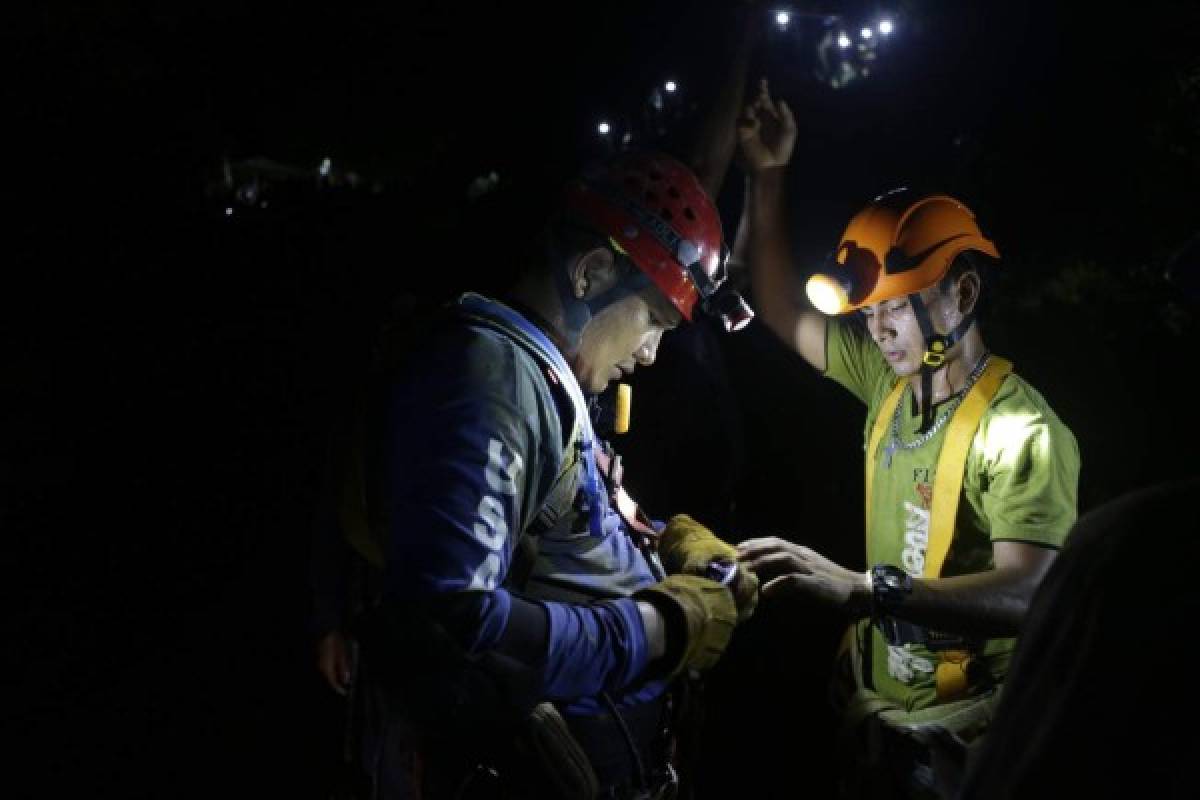 Familiares esperan un milagro con mineros