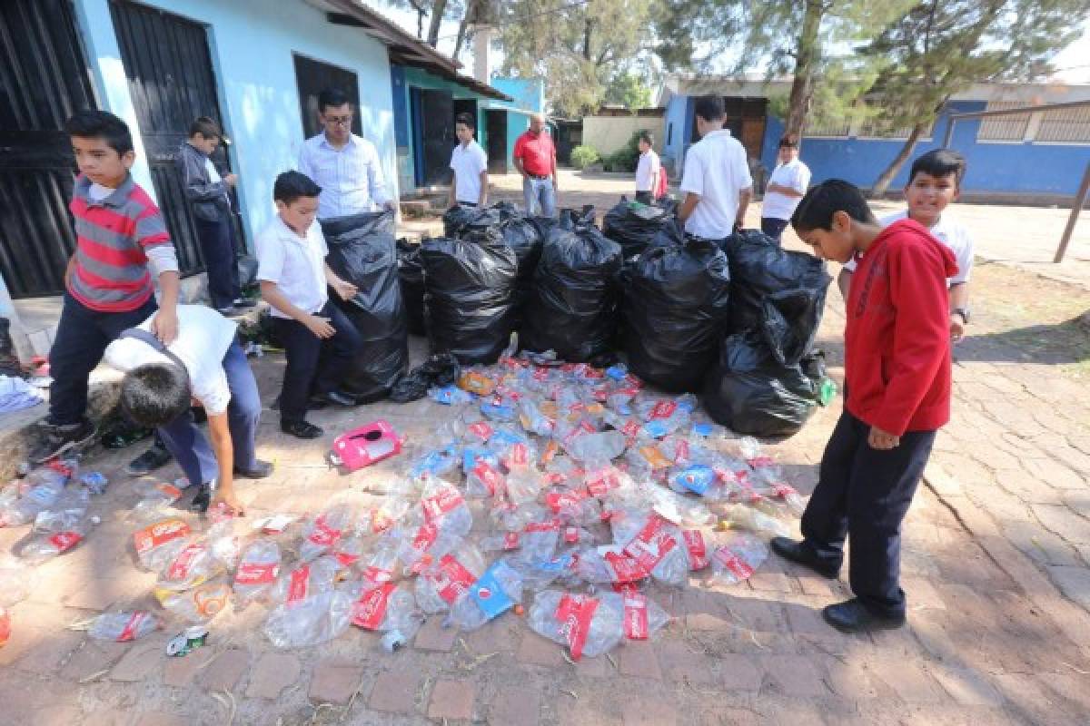 Los alumnos de la Escuela John F. Kennedy ayudaron a organizar las botellas de plástico para luego venderlas.