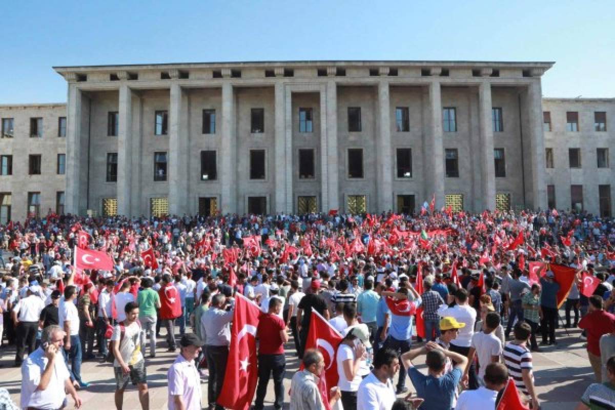 Turquía aborta intento de golpe de Estado militar que causa 265 muertos