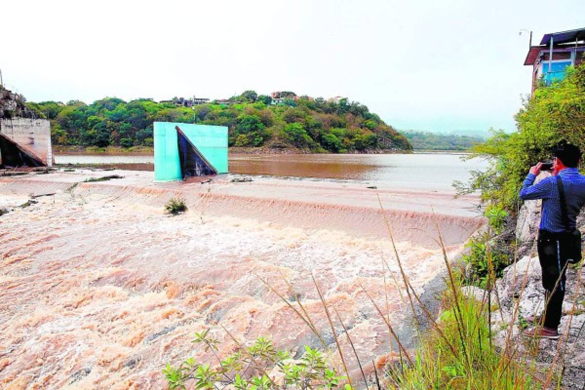 Las represas superan sus niveles máximos en la capital de Honduras tras las lluvias